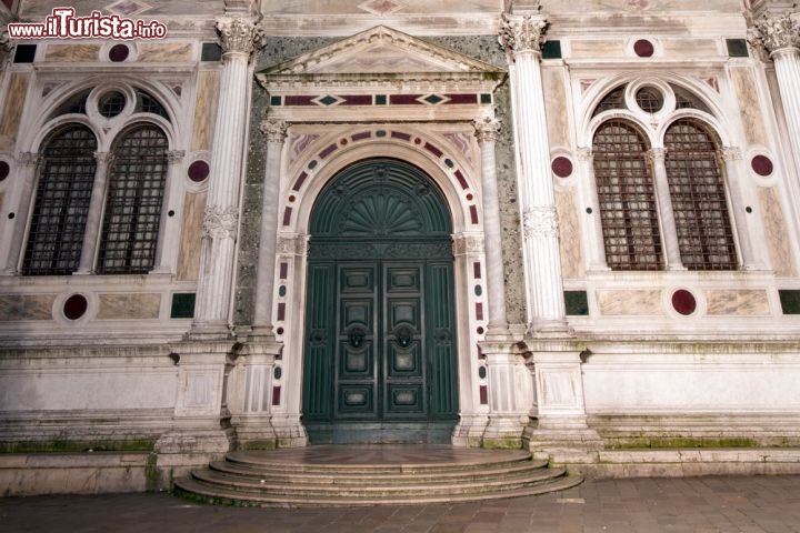 Immagine Ingresso della Scuola Grande di San Rocco a Venezia - © Renata Sedmakova / Shutterstock.com