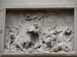 Bassorilievo al centro della facciata della chiesa di San Rocco a Venezia - © wjarek / Shutterstock.com