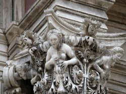 Particolare di un capitello sulla facciata della chiesa di San Rocco a Venezia - © wjarek / Shutterstock.com