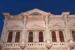 La facciata monumentale della Scuola Grande di San Rocco a Venezia - © Renata Sedmakova / Shutterstock.com