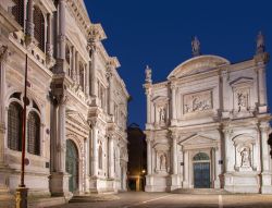 Il complesso architettonico monumentale della Chiesa di San Rocco e della Scuola Grande a Venezia. L'incontrate durante il percorso più settentrionale che collega Piazza San Marco ...