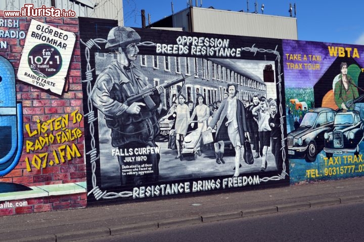 Murales a Belfast (Irlanda)
La storia della città e soprattutto dei Troubles è raccontata sui muri della città irlandese:i murales idealisti di Falls Road o quelli più aggressivi della zona di Shankill Road rendono bene l'idea di cosa abbia dovuto subire Belfast negli anni del conflitto armato tra cattolici e protestanti filo-inglesi.
Maggiori informazioni sui murales politici di Belfast li potete trovare in questo articolo - © LunaseeStudios / Shutterstock.com 