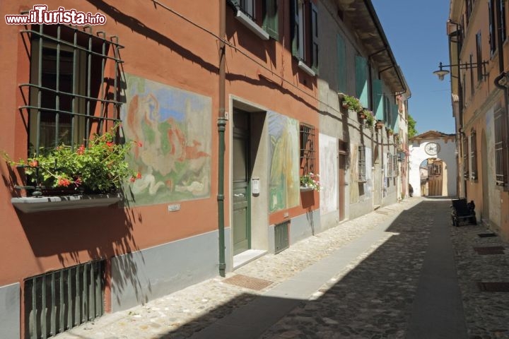 Murales a Dozza (Bologna)
Dal 1965 si tiene la Biennale del Muro Dipinto, l'evento principale di questo piccolo comune sulle colline imolesi. Per l'occasione, artisti di tutto il mondo, su invito, confluiscono a Dozza per dipingere i muri del borgo, donando così le opere alla collettività. Anche per questa sua caratteristica aria di “galleria d'arte a cielo aperto”, Dozza è considerato uno dei cento borghi più belli d'Italia - © Malgorzata Kistryn / Shutterstock.com