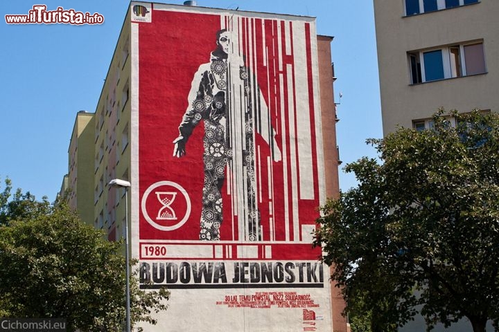 Murales a Danzica (Polonia)
Sarà che i palazzoni socialisti dei decenni scorsi si prestano particolarmente ad essere colorati, per via delle enormi colate di cemento grigio con cui sono costruiti, ma anche a Danzica – come a Katowice – esiste un quartiere dove questi giganti di cemento hanno preso un po' di colore. Scendendo alla fermata Zaspa della ferrovia urbana SKM e camminando verso ulica Pilotów, si possono vedere gli enormi murales sulle pareti dei grandi palazzi popolari - © www.foto.cichomski.eu

