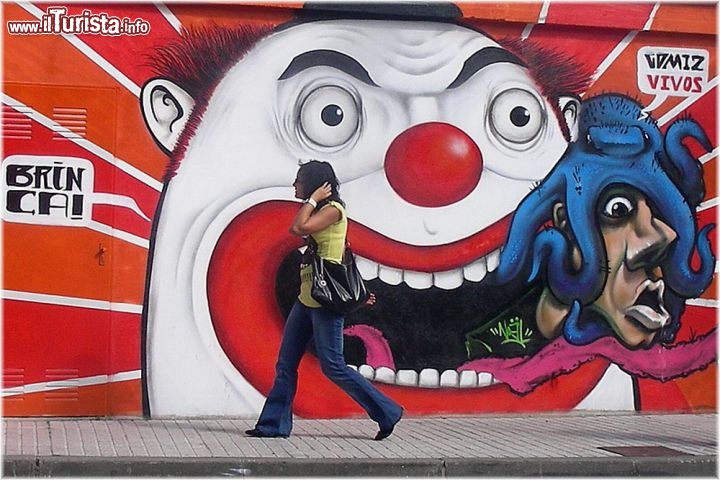 Murales a Ordes (Spagna)
Siamo nei pressi di La Coruña, in Galizia, e anche da qui è passato Blu. Il geniale muralista italiano ha lasciato la sua traccia ovunque nel mondo, e nel 2012 durante il festival Desordes Creativas ha realizzato un pezzo “tragico” ma allegro allo sesso tempo sul muro di un palazzo  - © Jose Luis Cernadas Iglesias / commons.wikimedia.org/
