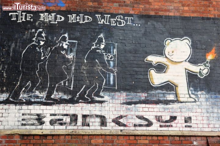 Murales a Bristol (Inghilterra)
Bristol è la città di Banksy e non poteva ovviamente mancare in questa galleria. L'artista inglese ha mosso i suoi primi passi qui e alcuni muri portano ancora gli effetti del suo passaggio. Pezzi “mitici” ed altri meno conosciuti, ma anche murales di artisti meno famosi ma non per questo meno interessanti.
Una mappa completa dei luoghi dove vederli è disponibile su questo sito - © 1000 Words / Shutterstock.com 