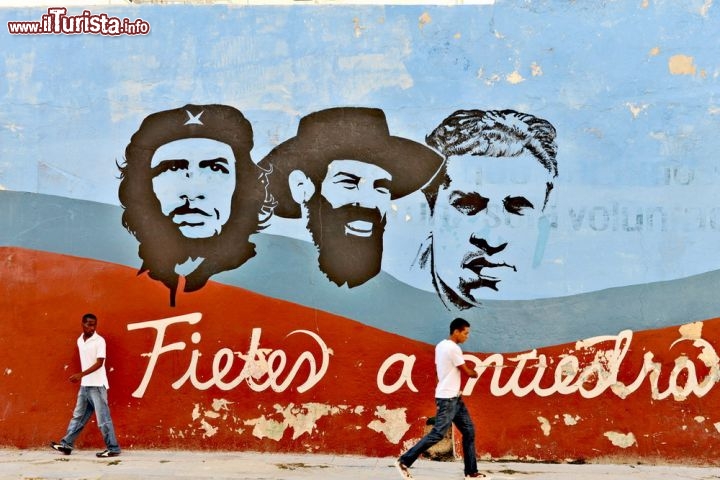 Murales a L'Avana (Cuba)
La capitale cubana, così come tutto il paese, offre un numero praticamente illimitato di murales di stampo politico sui suoi muri. Data la sua connotazione istituzionale non possiamo definirla propriamente street art, ma dall'effige di Che Guevara alle frasi che esaltano la Revolución e le conquiste del socialismo reale, L'Avana è una meta perfetta per un tour fotografico attraverso i disegni sui muri scrostati della città sull'isola caraibica - © The Visual Explorer / Shutterstock.com 