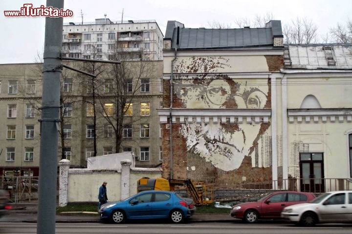 Murales a Mosca (Russia)
La storia della Russia e del realismo socialista è rappresentato in maniera impeccabile in alcune fermate della metropolitana di Mosca. Dai murales ai mosaici, dalle statue agli eleganti lampadari, il sistema metropolitano della capitale russa offre probabilmente il più interessante percorso storico ed artistico al mondo nel suo genere. Si può compiere un tour in maniera autonoma, ma chui desidera informazioni più dettagliate può partecipare ad uno dei tour organizzati che molte agenzie propongono. Maggiori informazioni qui  - © VHILS aka / Alexandre Farto

