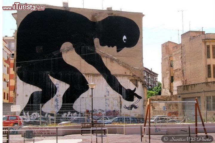 Murales a Murcia (Spagna)
È la città di Sam3, definito “l'artista delle ombre”. I suoi pezzi sono quasi esclusivamente in bianco e nero (sopratutto nero) e si possono trovare ovunque nel mondo, compreso Betlemme, sul muro che Israele ha costruito attorno a una parte della città. In realtà Sam3 è di Caravaca de la Cruz, a circa 70 km da Murcia, ma è nel capoluogo che si possono vedere alcuni palazzi con le sue enormi opere  - © bighugelabs.com 