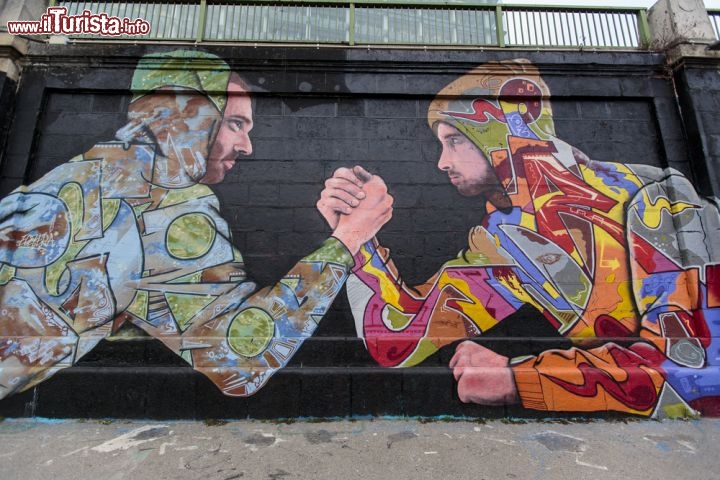 Murales a Vienna (Austria)
Nella capitale austriaca non è raro imbattersi in qualche opera di artisti più o meno conosciuti. Tra questi ROA, muralista giramondo, ha negli ultimi anni realizzato un paio di pezzi a Vienna aventi come sempre per oggetto gli animali: uccelli su un palazzo alto 23 metri del 9°distretto e una volpe, un castoro, un coniglio ed un camoscio su un altro, nelle consuete improbabili posizioni - © Goran Bogicevic / Shutterstock.com 