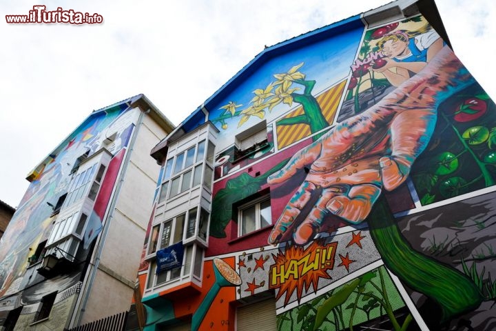 Murales a Vitoria-Gasteiz (Paesi Baschi – Spagna)
Dal 2007 esiste nella città basca l'IMVG (Itinerario Muralístico de Vitoria-Gasteiz), un laboratorio di muralismo pubblico nel centro storico, che ha visto negli anni esapndersi il suo raggio d'azione anche a quartieri più periferici.
Artisti locali ed internazionali hanno dipinto i mur della città ed oggi è possibile partecipare a tour guidati dei murales con gruppi di almeno 6 persone ad un costo di 5 euro. Maggiori informazioni qui - © Noradoa / Shutterstock.com 