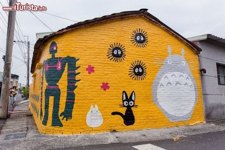 Murales a Huija (Taiwan)
Nel villaggio di Huija, nel distretto di Shanhua, da qualche tempo hanno iniziato a comparire disegni sui muri esterni delle case. È cominciato tutto quasi per noia, quando tre sorelle in visita alla nonna hanno deciso di decorare una parete con i disegni di un cartone animato e delle bambole tradizionali Daruma. Poco a poco anche i vicini hanno seguito l'esempio e oggi Huija si è trasformata in una meta turistica imperdibile per quanti visitano Taiwan  - © www.i-am-bored.com

