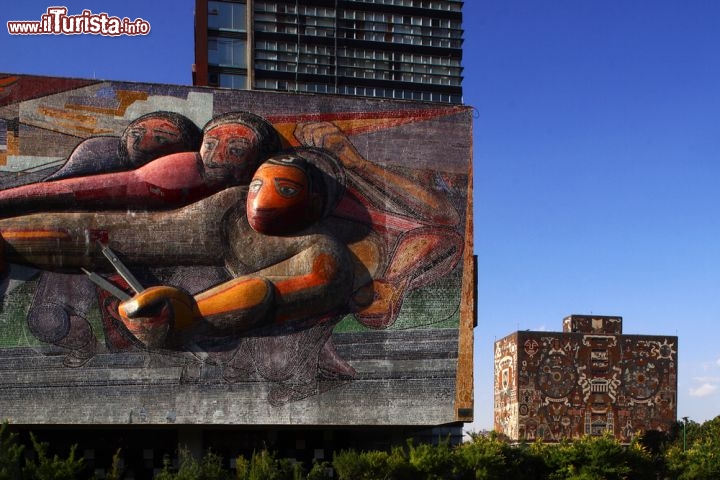 Murales a Città del Messico (Messico)
Non poteva mancare la capitale messicana, ovvero il luogo in cui è nato il movimento dei muralistas ad inizio Novecento. Grandi maestri come Diego Rivera, José Clemente Orozco, David Alfaro Siqueiros e molti altri hanno raccontato la storia del loro paese attraverso i murales, e ancora oggi migliaia di turisti ogni anno non perdono l'occasione per visitare le opere che ancora adornano l'interno di alcuni edifici. Tra quelli che abbiamo visitato personalmente, segnaliamo il meraviglioso insieme delle opere all'interno della Secretaría de Educación Pública, tre piani di murales originali perfettamente conservati, accessibili gratuitamente lasciando presentando il proprio passaporto all'ingresso. Chi cerca qualcosa di meno istituzionale, anche lungo le strade di Città del Messico può trovare qualcosa di interessante: si può trovare anche qualche pezzo dell'italiano Ericailcane su Paseo de la Reforma Norte.
Secretaría de Educación Pública: calle Argentina n°28, Col. Centro Histórico. - © csp / Shutterstock.com 