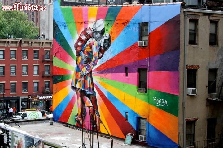 Street art a New York City (USA)
Anche la Grande Mela è considerata una capitale mondiale della street art: qui negli anni '80 le opere di Keith Haring comparivano inizialmente ad ogni angolo della città, prima di acquisire fama a livello internazionale ed essere invitato a dipingere ovunque nel mondo. Anche i primi writer dell'allora nascente movimento hip-hop avevano nelle infrastrutture urbane di New York City un punto di riferimento: con le bombolette chiunque poteva lasciare il proprio segno sui muri, creando disegni via via più complessi fino diventare vere e proprie opere d'arte.
Esistono diversi tour de graffiti nella Big Apple. Tra questi ecco il tour dei cinque più belli e più vecchi in città. Maggiori informazioni qui  - © Eduardo Kobra 