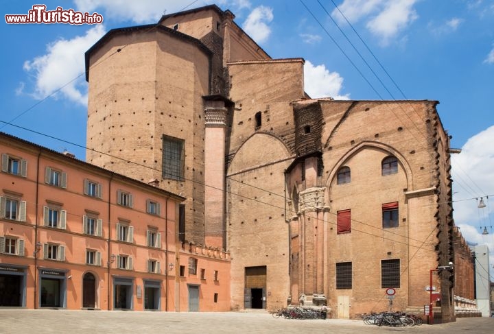 Immagine Abside della Basilica di San Petronio a Bologna. Si nota la brusca interruzione laterale, che impedì alla chiesa di diventare la più grande del mondo - © Olgysha / Shutterstock.com