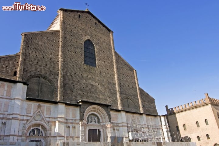 Immagine La particolare facciata incompiuta della Basilica di San Petronio a Bologna - © xamnesiacx / Shutterstock.com