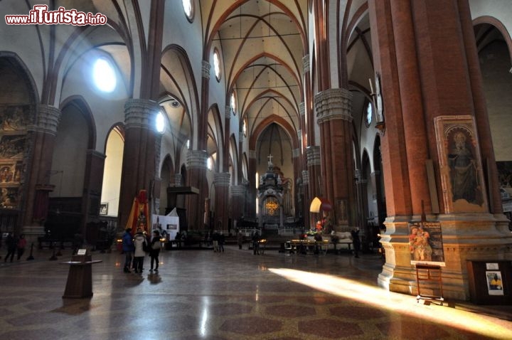 Immagine Il vasto interno, con tre ampie navate, della Basilica di San Petronio a Bologna