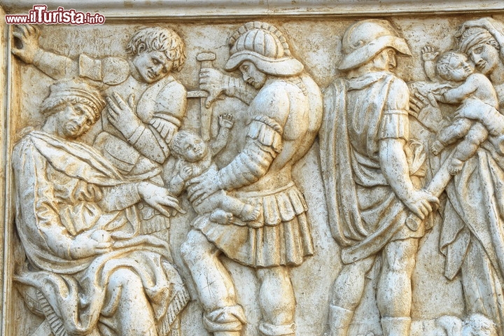 Immagine Strage degli Innocenti: il bassorilievo in marmo si trova a S Petronio a Bologna - © claudio zaccherini / Shutterstock.com
