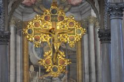 Crocifisso ligneo del '400: si trova nella zona dell'Altare Maggiore, sotto il Ciborio di San Petronio a Bologna