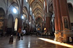 Il vasto interno, con tre ampie navate, della Basilica di San Petronio a Bologna
