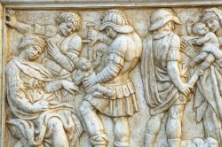 Strage degli Innocenti: il bassorilievo in marmo si trova a S Petronio a Bologna - © claudio zaccherini / Shutterstock.com