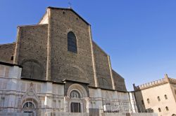La particolare facciata incompiuta della Basilica di San Petronio a Bologna - © xamnesiacx / Shutterstock.com