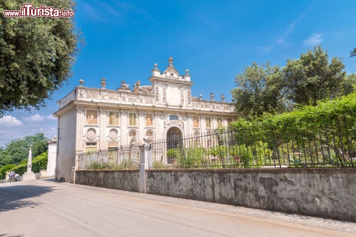 Immagine Un Palazzo all'interno del parco di Villa Borghese a Roma - © pisaphotography / Shutterstock.com