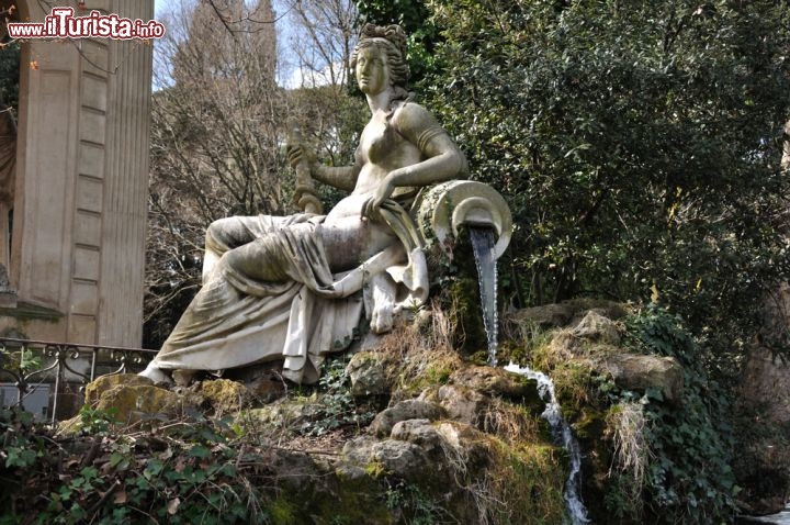 Immagine Scultura all'interno del giardino di Villa Borghese a Roma - © Bojan Pavlukovic / Shutterstock.com