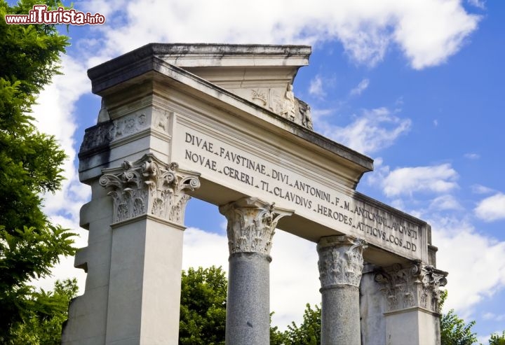 Immagine Tempio di Antonino e Faustina a Villa Borghese, Roma - © Lebedeff / Shutterstock.com