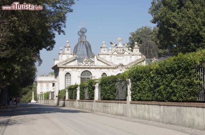 Immagine Uccelliera di Villa Borghese, il famoso parco del centro di Roma - © gumbao / Shutterstock.com