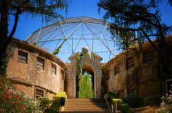Il Bioparco, ovvero lo Zoo di Roma si trova all'interno dei giardini di Villa Borghese. Qui vedete fotografata la grande voliera 5749480 - © Gilles DeCruyenaere / Shutterstock.com