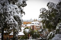 Neve a Roma, fotografata dai giardini di Villa ...