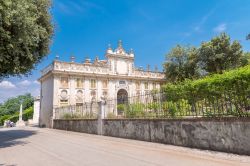 Un Palazzo all'interno del parco di Villa Borghese a Roma - © pisaphotography / Shutterstock.com