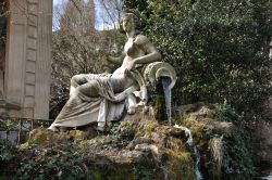 Scultura all'interno del giardino di Villa Borghese a Roma - © Bojan Pavlukovic / Shutterstock.com