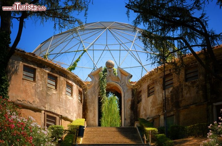 Immagine Il Bioparco, ovvero lo Zoo di Roma si trova all'interno dei giardini di Villa Borghese. Qui vedete fotografata la grande voliera 5749480 - © Gilles DeCruyenaere / Shutterstock.com