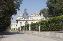 Uccelliera di Villa Borghese, il famoso parco del centro di Roma - © gumbao / Shutterstock.com