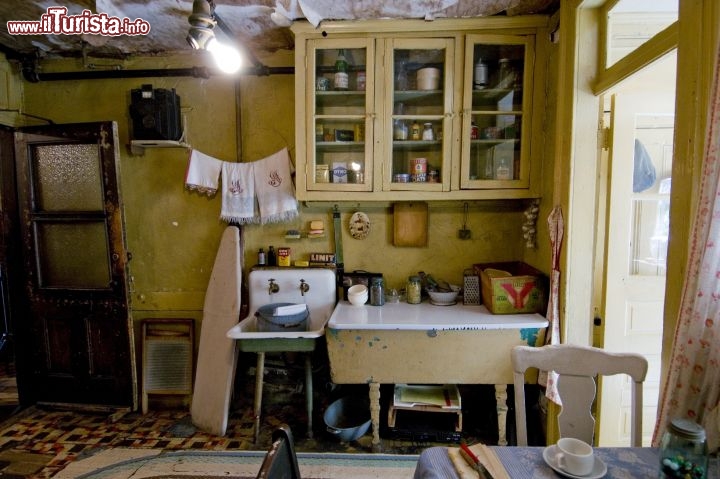 Immagine La fedelere ricsotruzione della cucina della famiglia di immigrati italiani Baldizzi, nel Tenement Museum di New York City - © Keiko Niwa / tenement.org