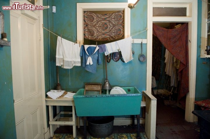 Immagine Un altro spaccato della vita degli immigrati che vissero nell'edificio oggi museo dal 1863 al 1935. Nella foto la cucina della famiglia Confino - © Keiko Niwa / tenement.org