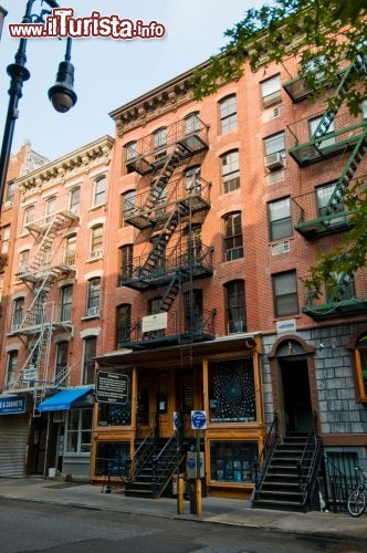 Immagine Tenement Museum: L’ingresso dell’edificio al 97 di Orchard Street a New York - © Keiko Niwa / tenement.org