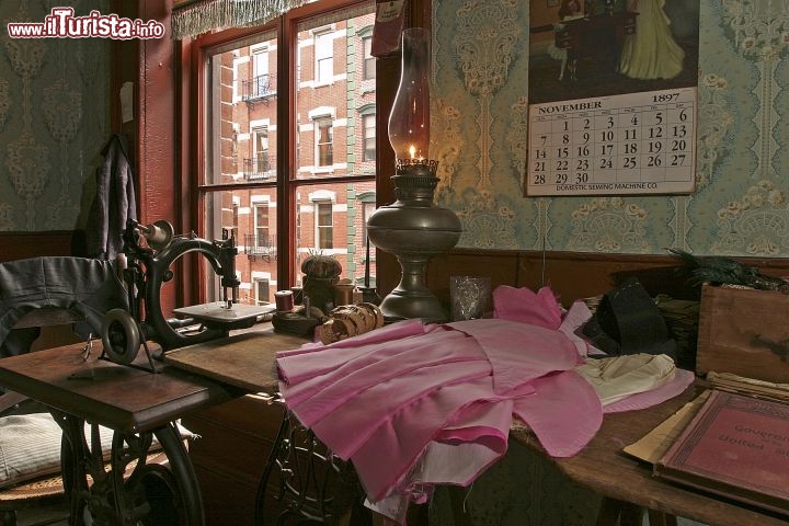 Immagine Il salotto della famiglia Levine ricostruita nel Tenement Museum al 97 di Orchard Street a  New York - © Battman Studios / tenement.org