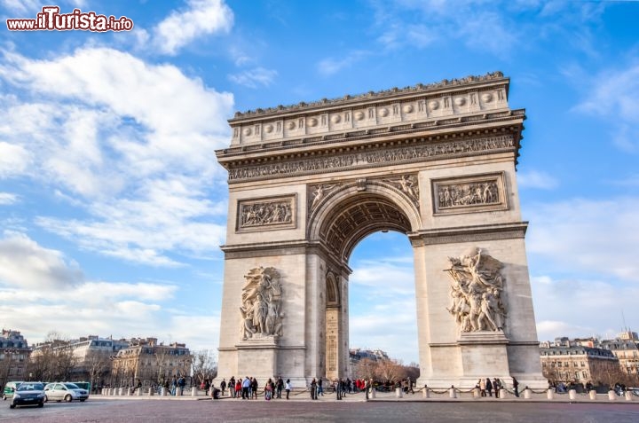 Immagine Panorama sull'Arco di Trionfo, Parigi - Alto 50 metri, largo 45 e con una profondità di 22, questo monumento parigino è il secondo al mondo in ordine di grandezza dopo quello costruito in Corea del Nord nel 1982 per il settantesimo compleanno di Kim II Sung. Le pareti interne dell'arco, che si ispira a quello di Tito nel Foro Romano di Roma, riporta i nomi di 660 generali francesi alcuni dei quali sottolineati per indicare che morirono in battaglia. Venne costruito per celebrare le vittorie di Napoleone Bonaparte durante le sue numerose battaglie © kan_khampanya / Shutterstock.com