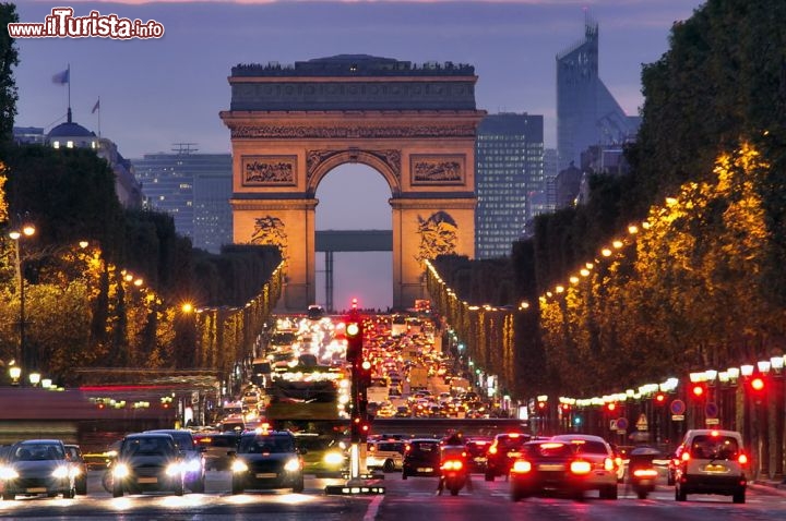 Immagine Fotografia notturna sugli Champs Elysées, Parigi - Teatro di grandi eventi fra cui il rimpatrio delle ceneri di Napoleone I° nel 1840 e la sfilata delle truppe francesi e alleate vittoriose nel 1919, l'Arco di Trionfo venne inaugurato nel 1836 da Thiers, presidente del consiglio sotto la monarchia di Luglio. Nonostante il traffico automobilistico che ogni giorno invade il centro parigino, l'Arco di Trionfo emana un'atmosfera magica © Ioan Panaite / Shutterstock.com