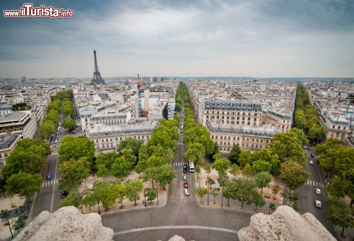 Immagine Veduta dall'Arco di Trionfo, Parigi - Di giorno e di sera dalla cima di questo monumento si può ammirare un panorama unico sui Campi Elisi. Edificato fra il 1806 e il 1836, l'Arco di Trionfo è stato modificato per ben sei volte a causa degli sconvolgimenti politici che hanno avuto luogo in Francia in quel periodo. Luogo patriottico per eccellenza, l'arco viene utilizzato come scenario per grandi cerimonie commemorative fra cui la sfilata militare del 14 Luglio, giorno della festa nazionale francese © Gerbera / Shutterstock.com