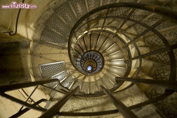 Immagine Scala a chiocciola all'interno dell'Arco di Trionfo, Parigi - Per raggiungere la terrazza dell'Arco di Trionfo, da cui si gode un suggestivo panorama su Parigi, è necessario salire i 284 gradini della scala a chiocciola d'ingresso e passare dalla sala del museo © Brian A Jackson / Shutterstock.com