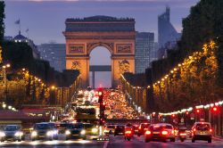 Fotografia notturna sugli Champs Elysées, Parigi - Teatro di grandi eventi fra cui il rimpatrio delle ceneri di Napoleone I° nel 1840 e la sfilata delle truppe francesi e alleate ...