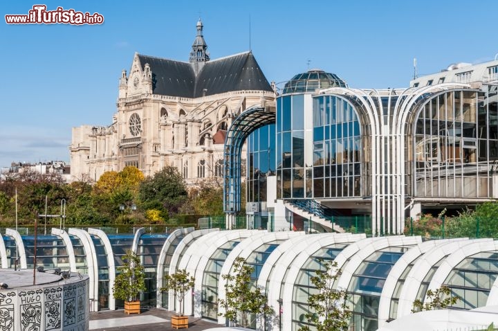 Immagine Panorama sul centro commerciale Les Halles e la chiesa di St. Eustache, Parigi - Una veduta d'insieme della chiesa gotica di Parigi e del grande centro commerciale Les Halles: i due edifici, pur così diversi fra di loro, si mescolano alla perfezione creando un'atmosfera unica in questo angolo di Parigi a due passi dal Louvre © Maxal Tamor / Shutterstock.com