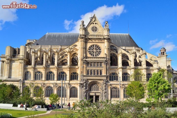 Immagine Chiesa gotica di Saint Eustache, Parigi - Situata nel 1° Arrondissement della capitale francese, la chiesa di Saint Eustache è un luogo di culto cattolico costruito per iniziativa del re Francesco I° di Francia tra il 1532 e il 1633 sui resti di un antico edificio religioso del 1214. La sua struttura si basava su quella delle grandi cattedrali gotiche francesi con inserimenti architettonici in stile rinascimentale. A causa di problemi economici la costruzione di Saint Eustache fu bloccata più volte tant'è che la facciata ovest, quella principale, rimase incompiuta all'altezza del rosone e senza torri campanarie. E' una delle principali chiese di Parigi anche perchè qui Luigi XIV° di Borbone, Re Sole, ricevette la prima comunione © Estea / Shutterstock.com