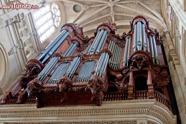 Immagine Organo a canne della chiesa di Saint Eustache, Parigi - In questa chiesa si trova uno degli organi a canne più grandi e importanti di Parigi. Conservato dentro una cassa in legno realizzata in stile barocco, l'organo è stato costruito da un'artista olandese nel 1989: ha 101 registri suddivisi fra le cinque tastiere di 61 note ciascuna e la pedaliera di 32. La trasmissione per la consolle in cantoria è meccanica con leva Barker mentre per quella posizionata in navata ne è stata scelta una elettronica © Fedor Selivanov / Shutterstock.com