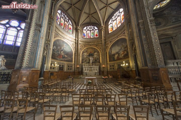 Immagine Interno della cattedrale gotica di Saint Eustache, Parigi - Considerata una delle più belle chiese di Francia, Saint Eustache ha forma a croce latina con cinque navate coperte da volte a crociera e separate da sottili pilastri polistili. La navata centrale, così come il transetto, ha sia il triforio (una galleria ricavata nel muro) che il cleristorio (il livello più alto di una navata in una chiesa romanica e gotica) © photogolfer / Shutterstock.com