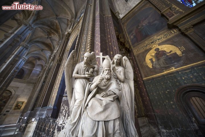 Immagine Fotografia dell'interno di Saint Eustache, Parigi - Sontuoso e ricco in decorazioni artistiche, l'interno di questa suggestiva chiesa gotica della Ville Lumiere è fra i più visitati della capitale parigina. Ad impreziosirlo ci sono quadri, tele e sculture firmati da artisti europei che ritraggono soggetti religiosi © photogolfer / Shutterstock.com